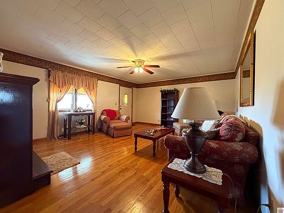 3rd image of 320 Harvey Ln