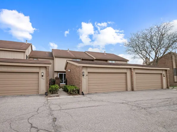 5271 Wright Way E, West Bloomfield, MI 48322