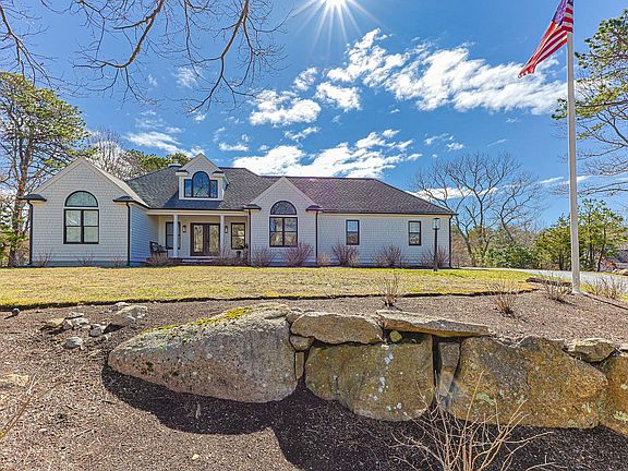 3rd image of 102 Cairn Ridge Road