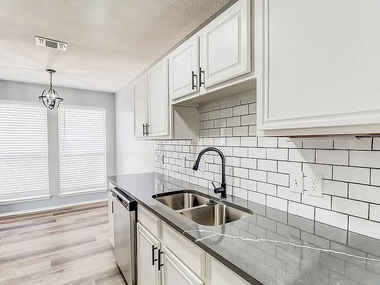 222 Hollywood Dr — Photo 7