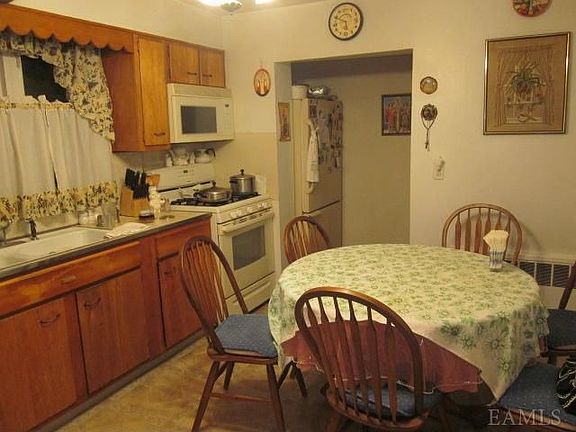 3rd image of 230 Kingston Ave