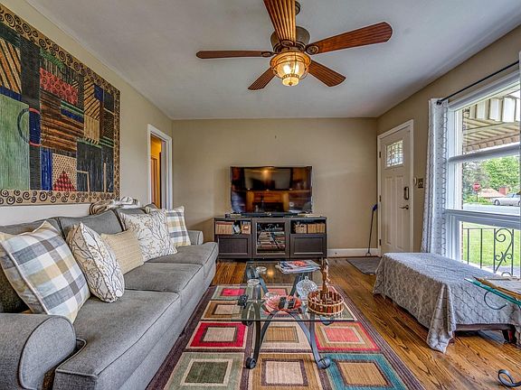 5th image of 2752 Meadowview Dr NW