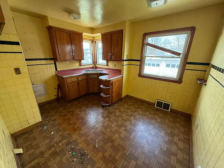 16011 Maplewood Ave — Photo 8