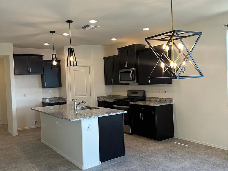 Fully equipped kitchen and dining area