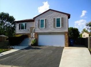 658 Berwick Pl, Roselle, IL 60172