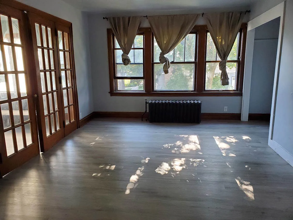 3 bed, 1.0 bath, 1400 sqft, $2,100 — Photo 3