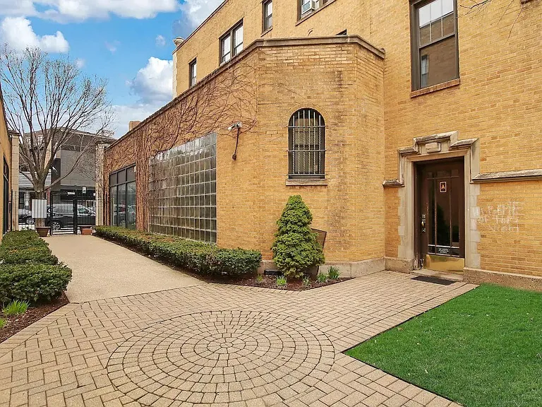 1623 W Belmont — Photo 2