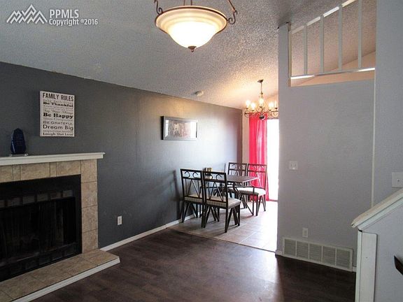 Vaulted Ceiling In Living Rm