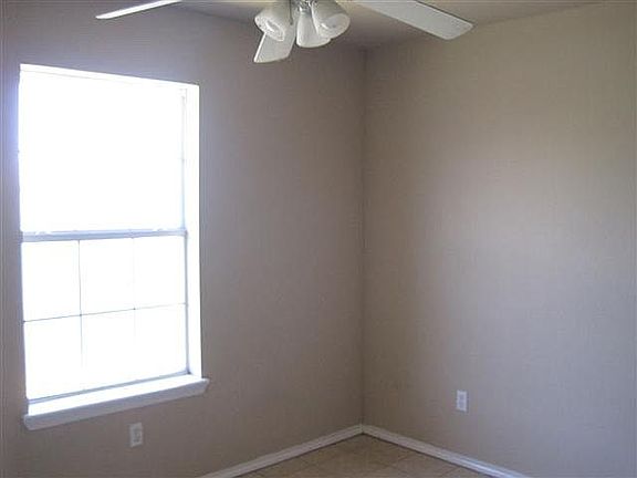 5th image of 904 W Ciro Caceres Ave