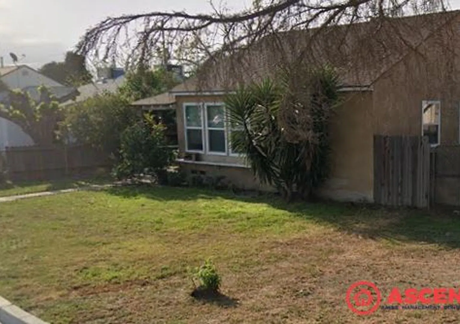 Cozy 3 Bedroom Home Off Truxtun and Oak! — Photo 2