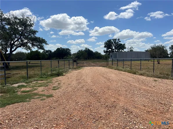 527 Moritz Rd, Meyersville, TX 77974