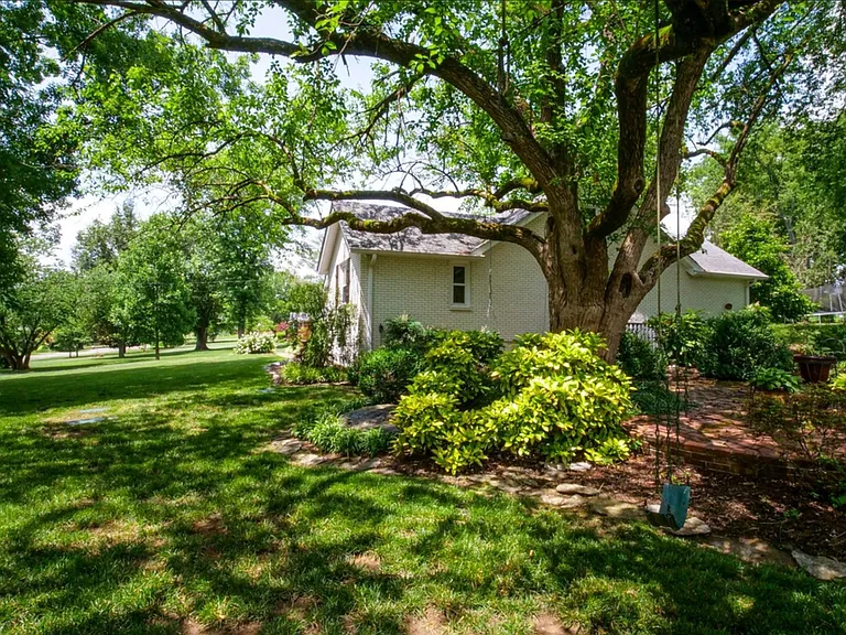 100 Bluegrass Cv — Photo 32