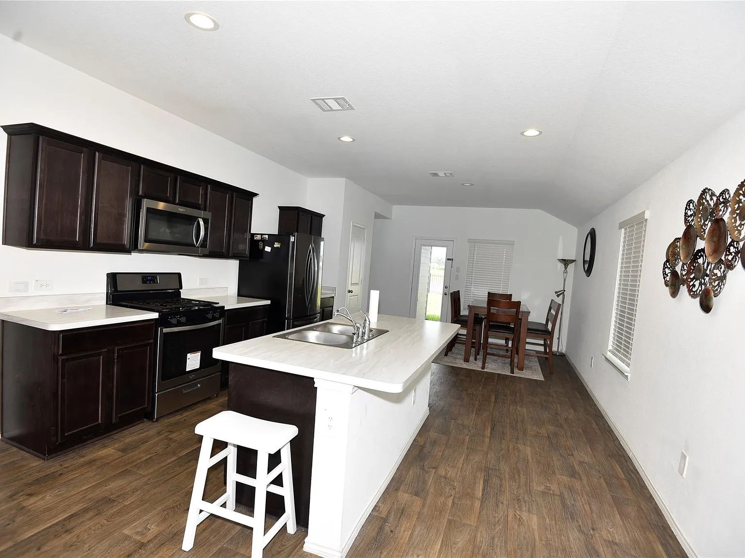 3 bed, 2.0 bath, 1372 sqft, $2,100 — Photo 4