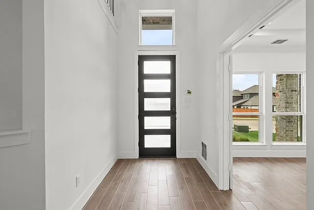 521 Silbury St — Photo 3