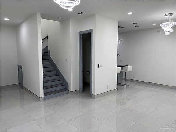 5th image of 205 Robin Ave