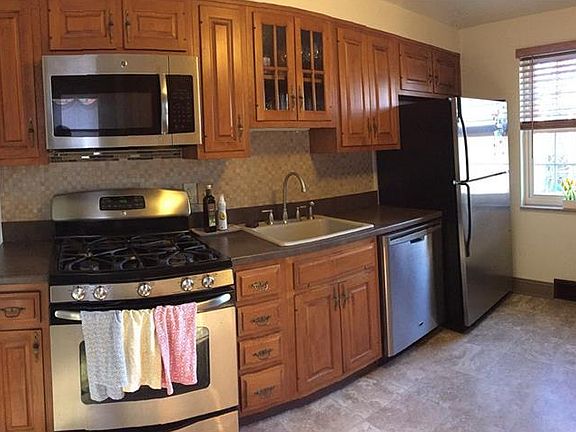 3rd image of 1056 Thornwood Dr