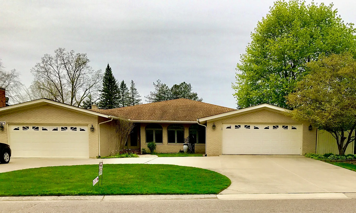 4575 Ravinewood Dr photo 1