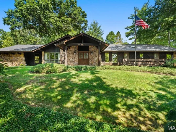 7 Villa Coublay Dr, Saint Louis, MO 63131