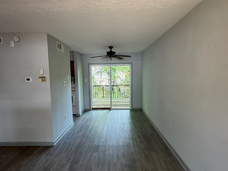 1045 Laurel Ct NW #B — Photo 3
