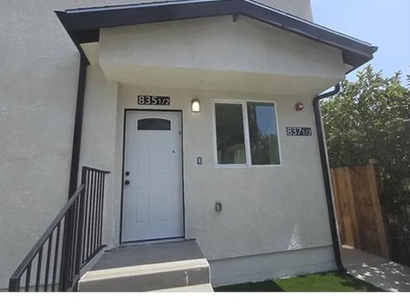 835 1/2 E 33rd St, Los Angeles, CA 90011