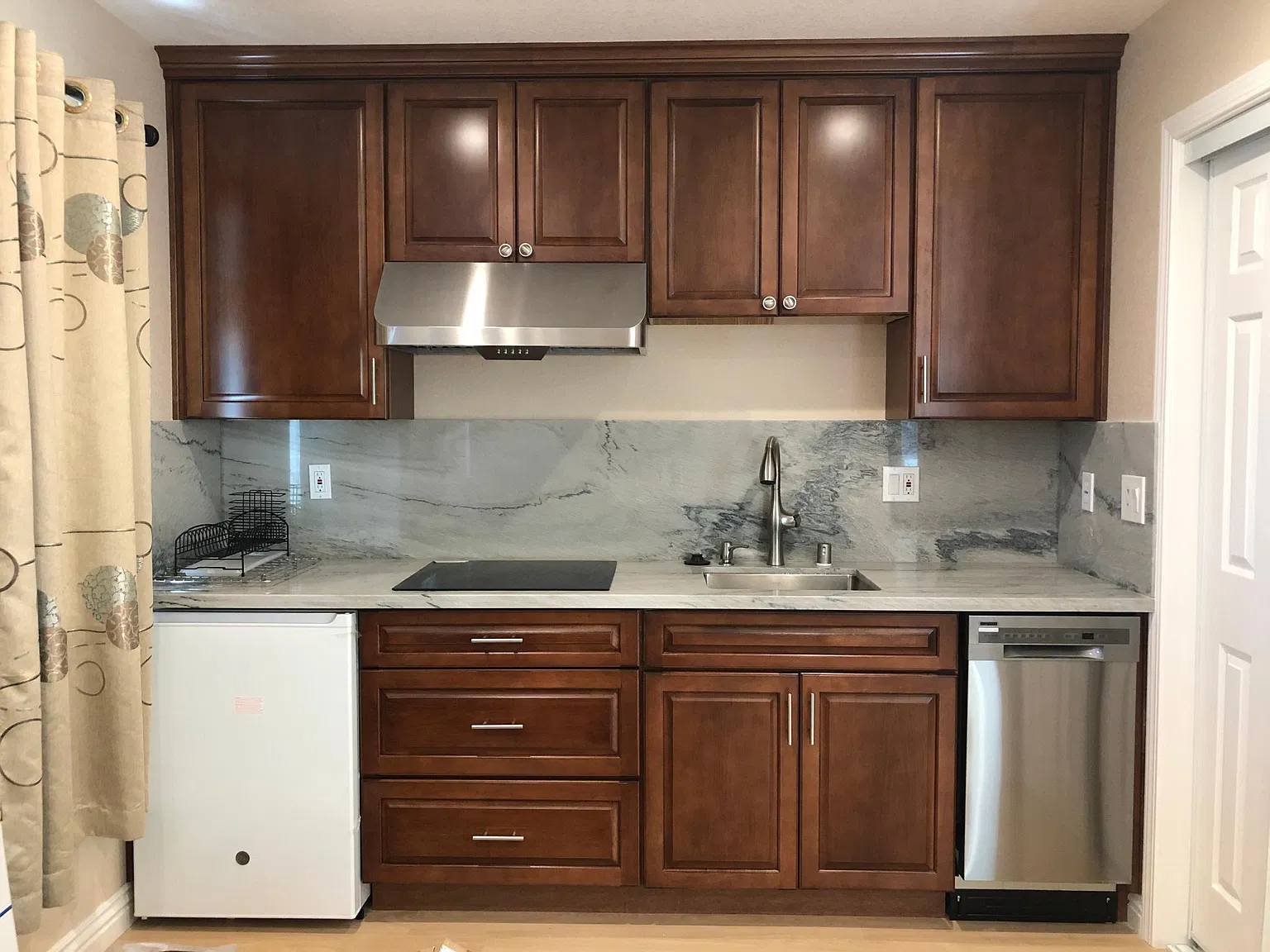 1 bed, 420 sqft, $2,300 — Photo 3