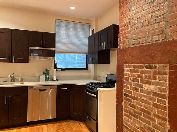 4th image of 323 E 10th St APT 6