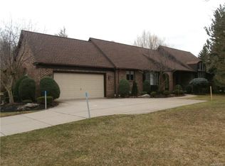 140 Hidden Ridge Cmn, Williamsville, NY 14221