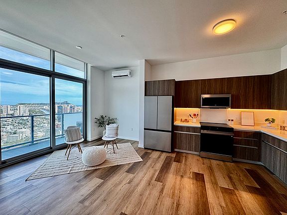 4th image of 1515 Liona St #Penthouse 4407