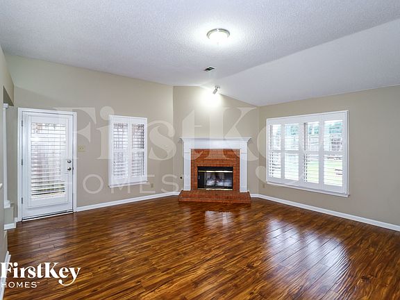 3rd image of 1529 Applingwood Cv