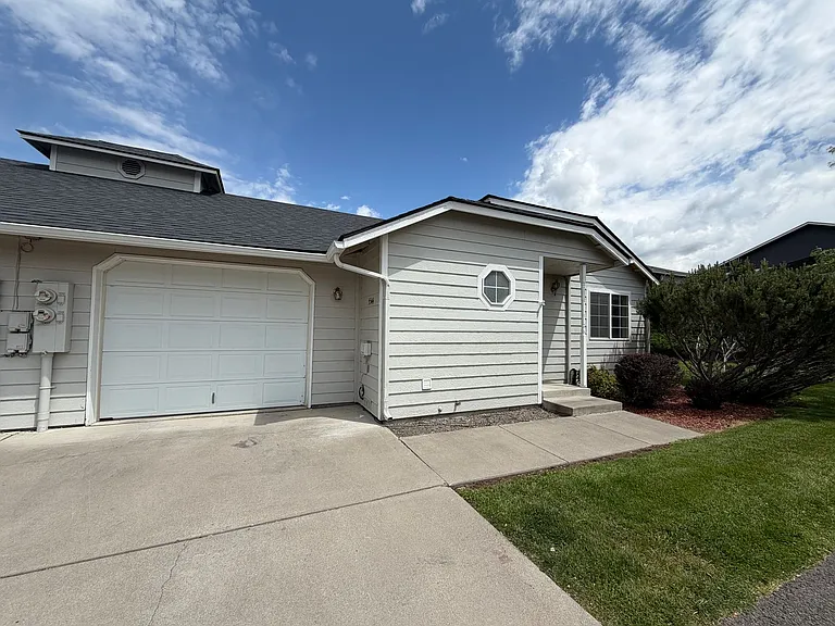 5542-5542 Glenridge Way — Photo 1