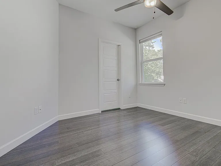 2406 E 16th St — Photo 25