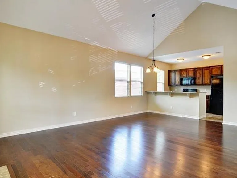 College Ave Apartments — Photo 14
