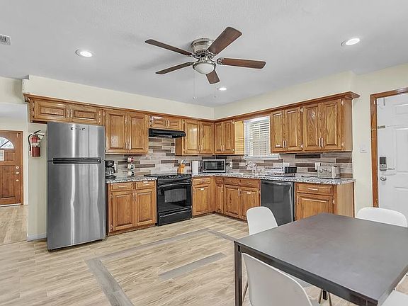 2nd image of 5505 Edgewater Cir
