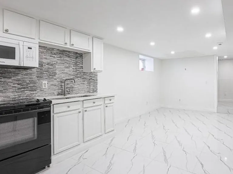 66 Hogarth St #BASEMENT — Photo 3