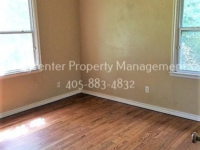 1520 Rowena Ln — Photo 2