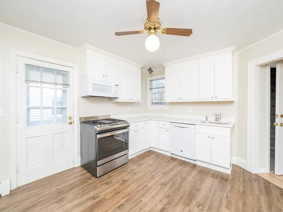 2nd Floor Eat-In Kitchen