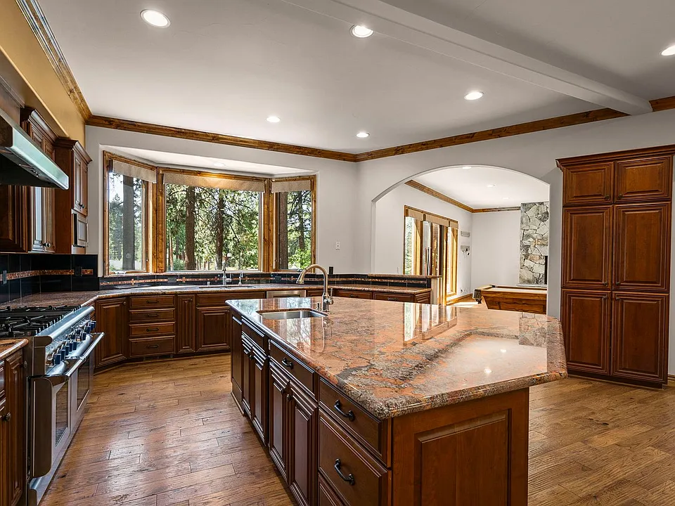 345 Country Club Dr