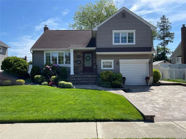 4 Oxford Avenue, Massapequa, NY 11758