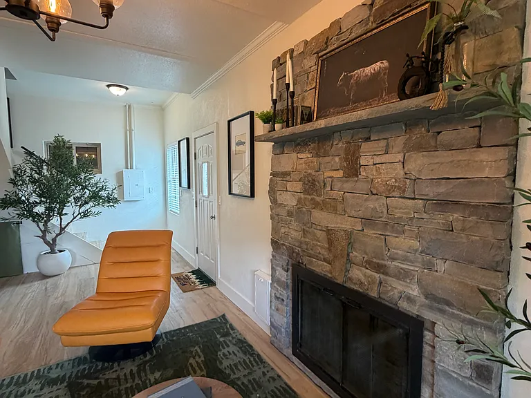 2560 Coffeen Ave — Photo 12