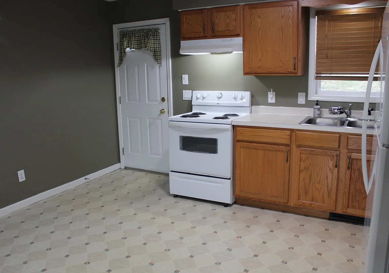 Semi-Detached Duplex in Dallastown — Photo 2