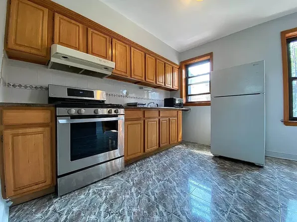 934 Atlantic Avenue image 1 of 12