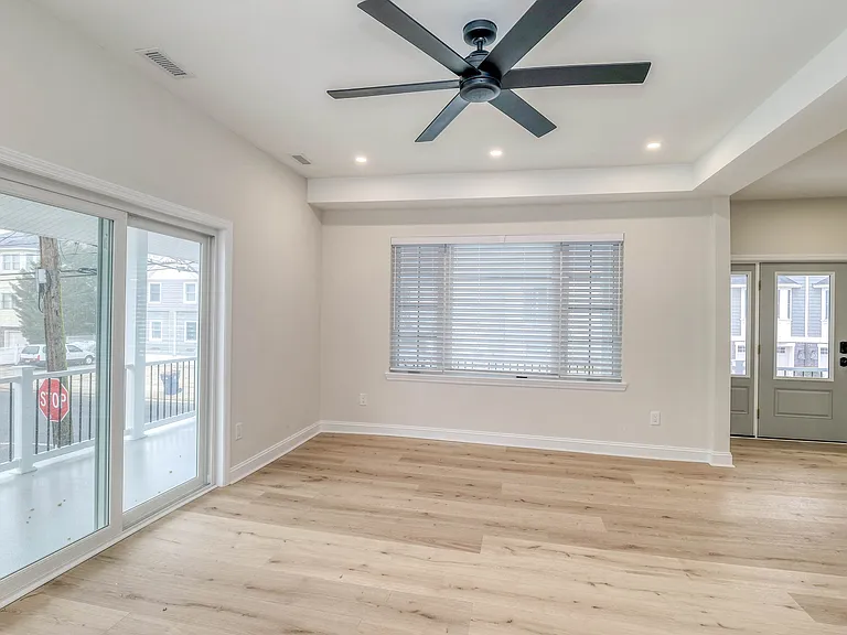 129 N New Haven Ave #2 — Photo 9