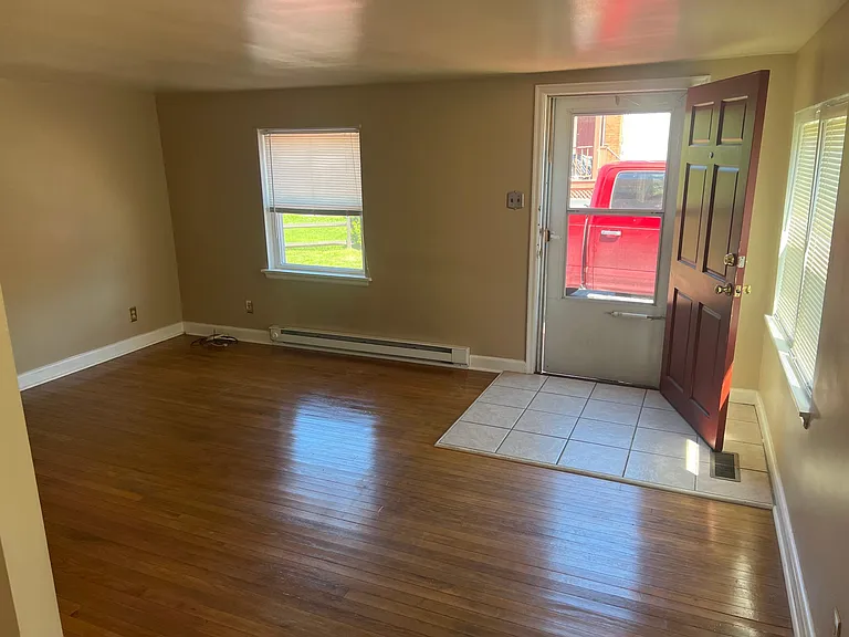 112 Meredith St — Photo 4