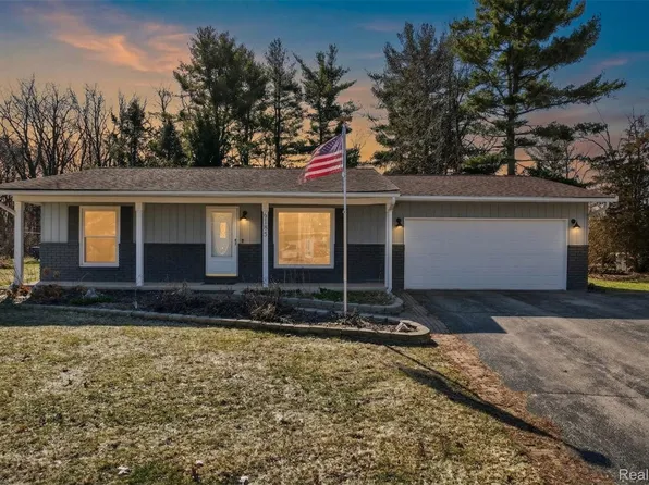 9155 Satelite Dr, White Lake, MI 48386