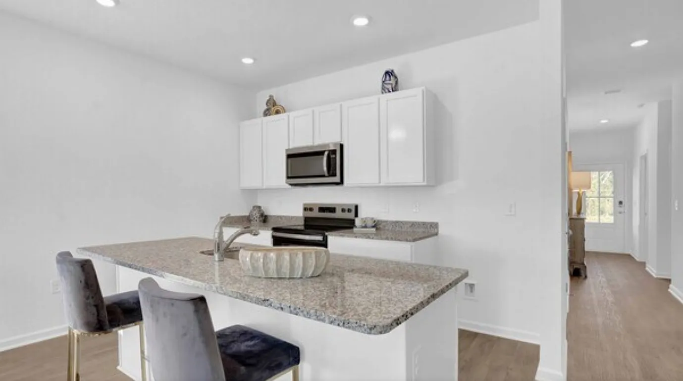 3 bed, 1281 sqft, $1,956 — Photo 4