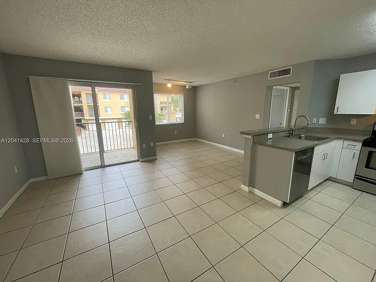 761 N Pine Island Rd #203 — Photo 2
