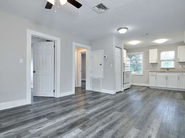 912 Hart St #B — Photo 2