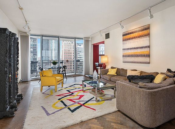 2nd image of 1515 N Astor St APT 10B