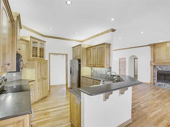 5th image of 516 E Crescent Lakes Dr