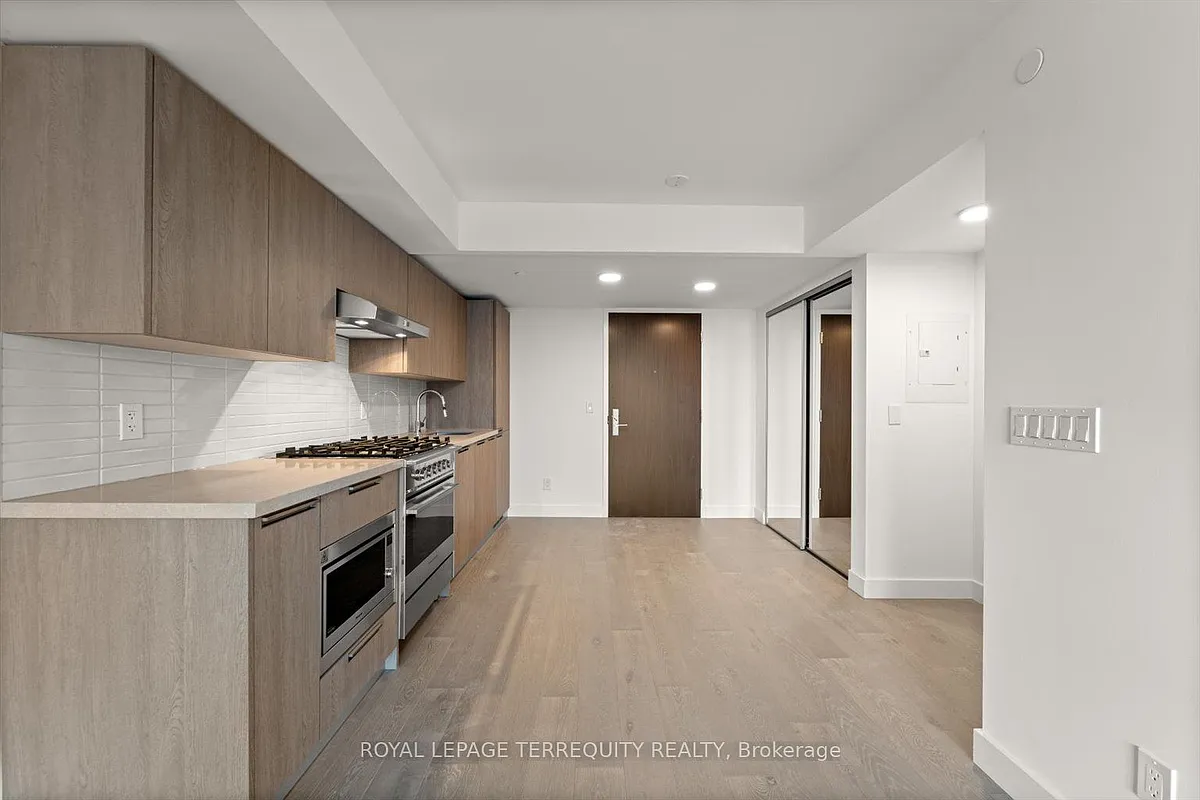 Building Photo - 160 Kingsway Cres #213